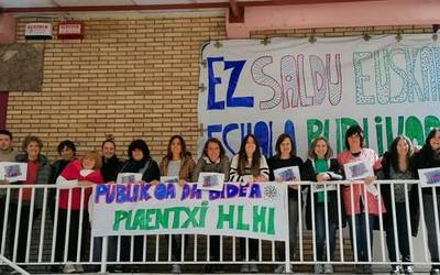 Hezkuntza hitzarmena dela-eta, protesta Plaentxi Eskolan