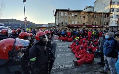Tubacexeko enpresa batzordeak jasotako "isun oldea" eta "kriminalizazioa" salatu ditu