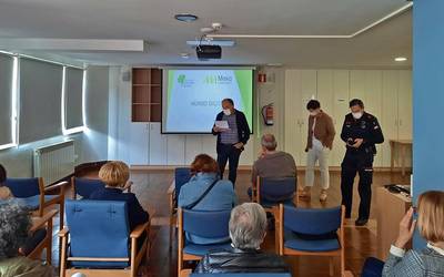 Segurtasun digitalari buruzko hitzaldiarekin hasi dute digitalizazioan trebatzeko elkarlana Mekak eta Jubilatuen Biltokiak