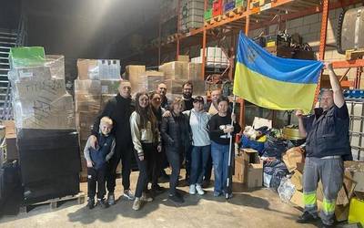 Ukrainarat igortzeko hainbat puska bildu dituzte Saran