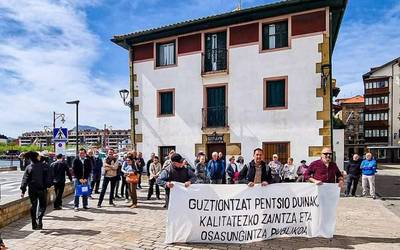 Berrogei lagunetik gora izan dira gaur pentsiodunen elkarretaratzean