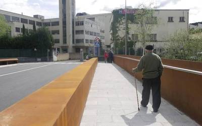 Altzarrateko zubia ireki dute, hainbat hilabetetako obren ostean