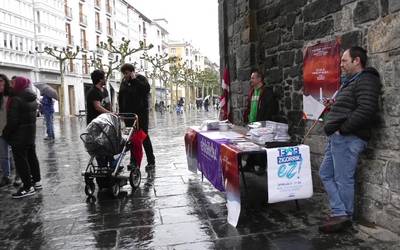 Aberri Egunari begira, Ikurrinak eta Nafarroako banderak saltzen aritu da EH Bildu