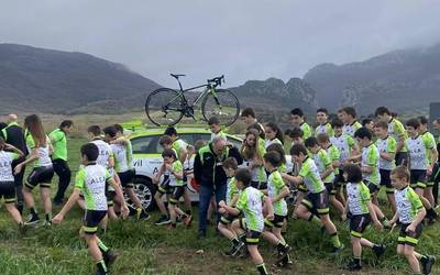 Aralar txirrindulari klubak Alean egin zuen denboraldiko aurkezpena