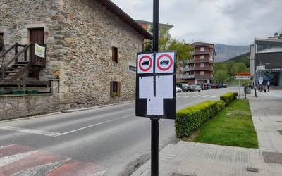 Alkate dekretua onartu eta 15 egunera kamioiek Atxondoko herrigunetik igarotzen jarraitzen dutela salatu du herritar talde batek