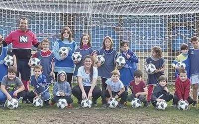80 haur eta gaztetxo hasiak dira Leitzako futbol campusean