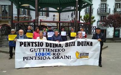 Baztan-Bidasoko pentsionistek elkarretaratzea egin dute Lesakan Pazko Astelehenean