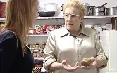 Zubietako Joxepa Loiartek ukenduak nola egiten dituen erakutsi zigun 2004an