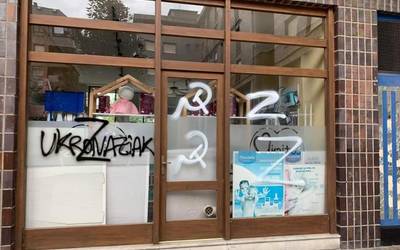 Mimitos denda erasotu dute pintaketa bidez Ukrainarako materiala biltzeagatik