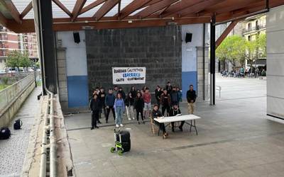 “Ibarrako Gaztetxea Ibarrako gazte guztientzat” lelopean prentsaurrekoa eman zuten herriko hainbat gaztek
