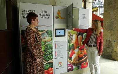 Azokara gerturatu gabe, bertako ekoizleen produktuak eskuratzeko armairua jarri dute Beasainen