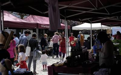Azoka Ekologikoak girotu du gaur goizean Urduñako Foru Plaza