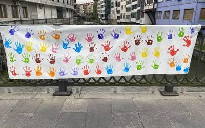 Koloretako eskuekin eta mezuekin esnatu dira herriko kaleak