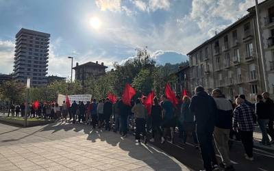 Deba bailarako Kontseilu Sozialistak Arrasaten egin du Maiatzaren Leheneko manifestazioa