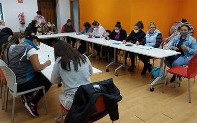 32 lagunek egin dituzte helduen eskolan izena emateko maila probak