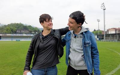 Izaro Zinkunegi eta Eguzkiñe Peña futbol jokalarien agurraren inguruko erreportajea