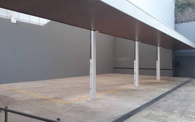 Institutuko frontoia zabalik