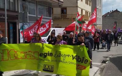 Langileen Egunean bi mezu zabaldu ziren Altsasutik