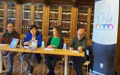 Amatasunari buruzko ‘M, ama* eme* ume*’ liburua aurkeztu dute Estitxu Fernandez eta Erika Lagoma lesakarrek