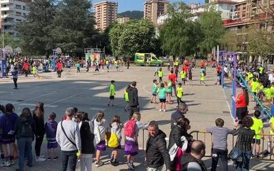 Bi urteko etenaren ostean, hiruko saskibaloia, kalera