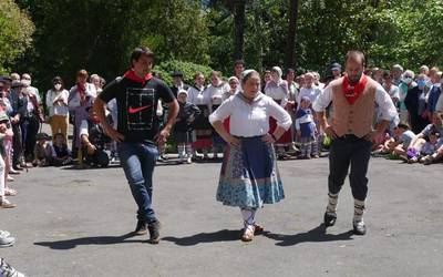 Arrastariarrek dantza eta agintarien ekitaldiekin eutsi diete 1639. urtetik datorren Otxomaioetako ohiturari