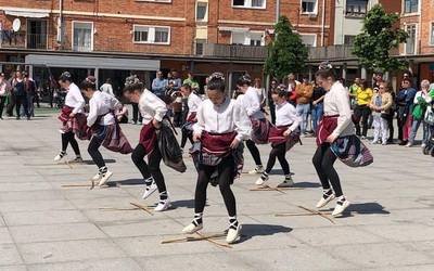 Dantzari txikien topaketa