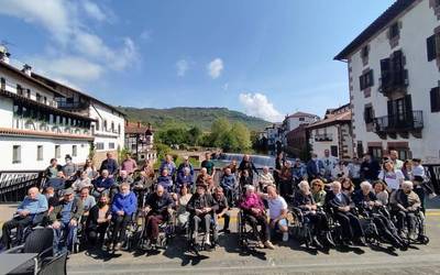 Elizondoko zahar etxeko adinekoekin paseatzera atera dira hainbat herritar