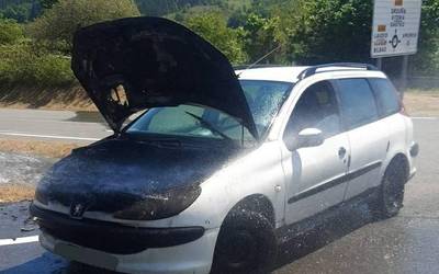 Auto batek su hartu du Amurrion eta suhiltzaleek esku hartu behar izan dute