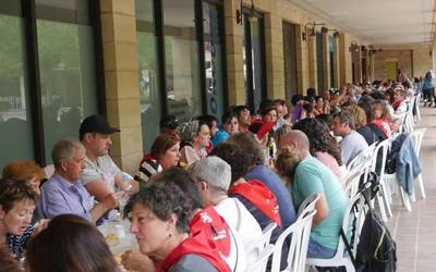500 lagun elkartu ditu Mugaldek Otxomaiotako herri bazkarian