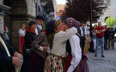 Saratxoko bizilagunek eta putxera lehiaketak alaitu dute otxomaioetako azken goiza, besteak beste