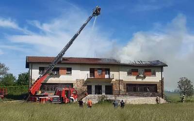 Sutea piztu da Lezamako baserri batean