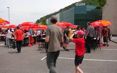Giro ederrean ospatu dute ikastola eguna