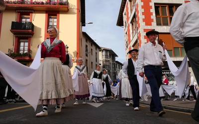 100 dantzari eta dozena bat musikari Ordiziako Zortzikoko 5. edizioan