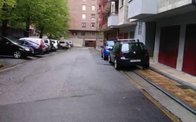 Ibilgailuak espaloi gainean San Lorentzon