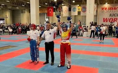 Izaro Blancok urrezko eta zilarrezko dominak ekarri ditu Istanbuletik