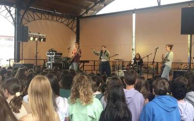 Bideoa: Ithaka musika taldea kontzertua ematen ari da plazan