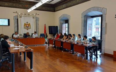 Herriko eskola-umeek Eskolako Agenda 2030 programan bildutako proposamenak aurkeztu dituzte Elgoibarko udaletxean