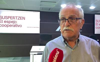 'Suspertzen. Ispilu kooperatiboa' liburua aurkeztu du Xabier Sotilek