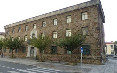 Kuartel Eguneko bazkarirako txartelak salgai daude