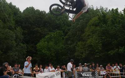 Ikuskizun txundigarria eskaini zuten atzo BMX eta skate profesionalek