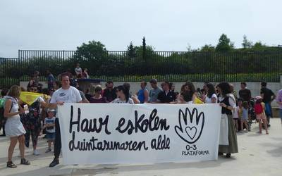Datu zehatzak eta eskaerak mahai gainean
