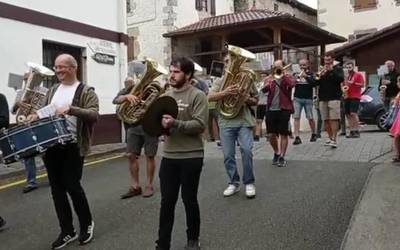 Kalejira ederra egin du Lesakako Musika Bandak Arantzan
