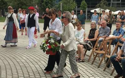 [ARGAZKI GALERIA] Gerra zibileko biktimak omendu dituzte Zornotzan