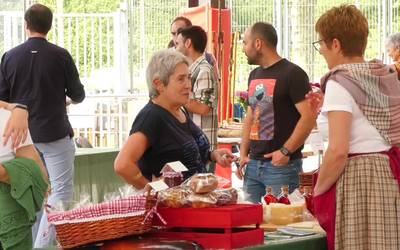 Denetariko produktuak erosteko aukera izan da  azoka berezian