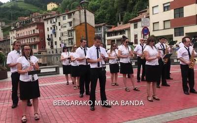 Bergarako Musika Bandaren doinuek Soraluzeko kaleak hartu zituzten