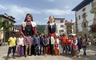 Harrera beroa egin zieten lakuntzar berriei