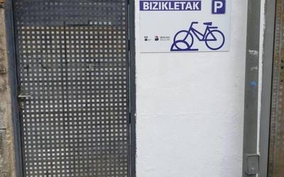 Bizikletendako bi aparkaleku berri zabalduko dira Bergaran