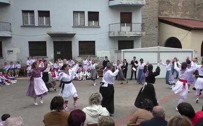 Dantzan ospatu zuten Legorretarrek festetako Azintzio eguna