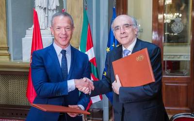 Euskararentzat eremu komunak sortzeko hitzarmena sinatu dute Espainiako senatuak eta Euskaltzaindiak