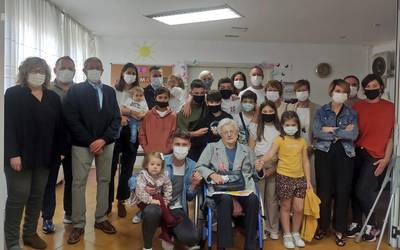100 urte bete ditu Manuela Zorrillak eta Udalaren oroigarria jaso du